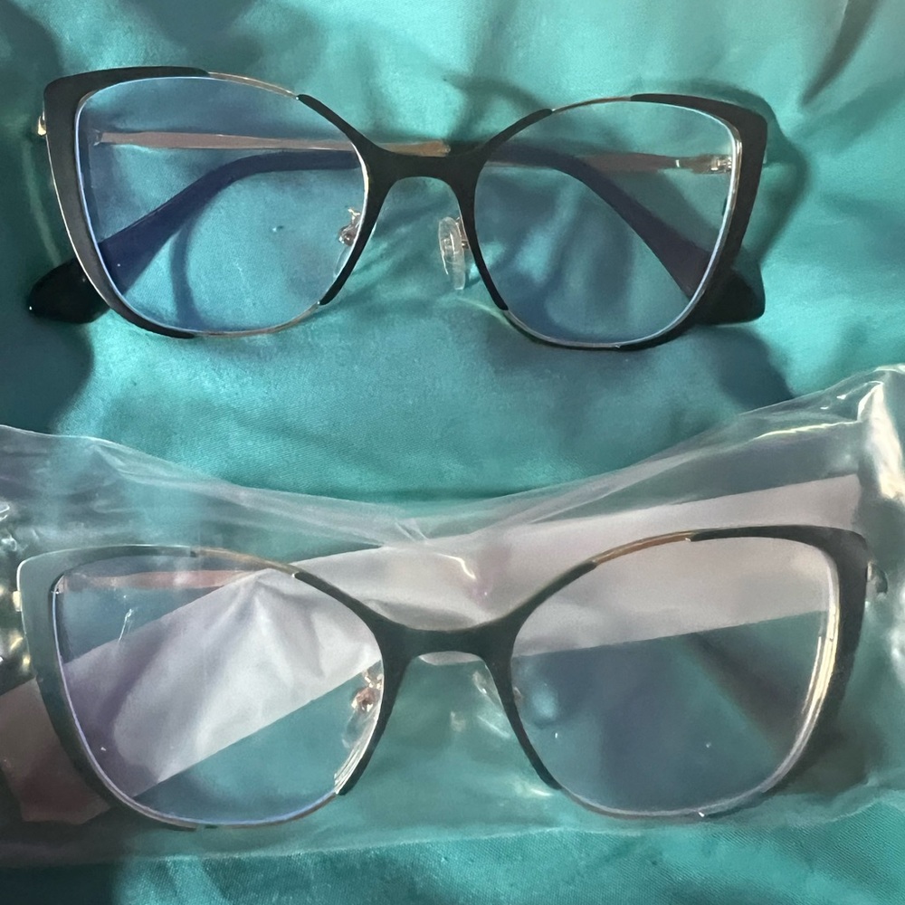 Brand new, never been worn blue light blocking glasses.